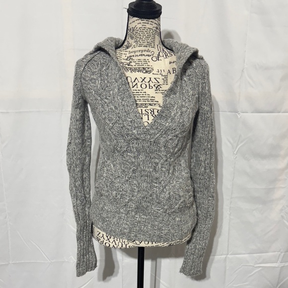 American Eagle Outfitters Gray Cable Knit V-Neck Sweater - Picture 1 of 5